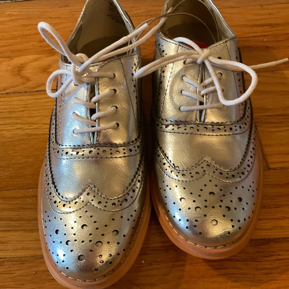 Wanted Silver Women's Oxford Flats Size 7 New